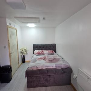 Ένα ή περισσότερα κρεβάτια σε δωμάτιο στο Guest house in Rochdale Manchester