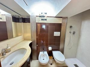 Ένα μπάνιο στο The Best, Sea, Old town, and sunrise view Apartment with balcony +31 φωτογραφίες