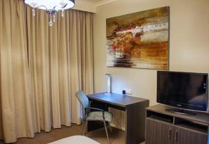 Pavilion Hotel Wagga Wagga的电视和/或娱乐中心
