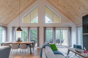 Μια τηλεόραση ή/και κέντρο ψυχαγωγίας στο Chalet Le Stockholm private spa Shannon