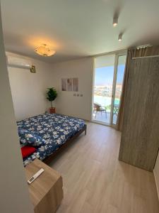 Ένα ή περισσότερα κρεβάτια σε δωμάτιο στο Fouka bay -Apartment lagoon view