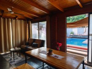 伊瓜苏港Departamento BenLu的客厅里有一张桌子和一张沙发