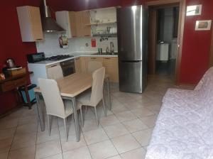a kitchen with a table and chairs and a refrigerator at Il Poggio in Meleto