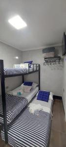 two bunk beds in a room with a television at Suites Essepê Quartin! Expo Center Norte, Anhembi, Rodoviaria Tiete, Feira da Madrugada, Brás in Sao Paulo