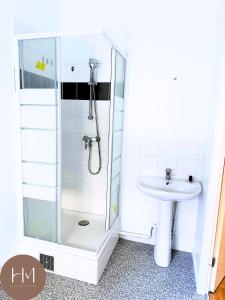 une salle de bain avec douche et lavabo dans l'établissement HeavenlyHome-Paris-CDG-Stade-de-France, à Domont