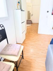 - un salon avec une chaise et un réfrigérateur dans l'établissement HeavenlyHome-Paris-CDG-Stade-de-France, à Domont 12 autres photos