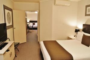 Pavilion Hotel Wagga Wagga客房内的一张或多张床位
