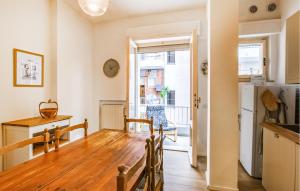 eine Küche und ein Esszimmer mit einem Tisch und einem Kühlschrank in der Unterkunft Nice Apartment In Civitanova Marche in Civitanova Marche + 17 Fotos