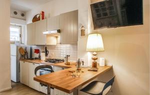 eine Küche mit einem Tisch und einer Lampe in der Unterkunft Nice Apartment In Civitanova Marche in Civitanova Marche