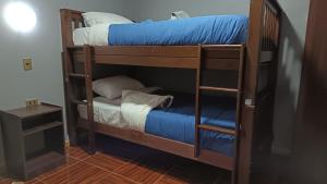Un par de literas en una habitación en Lodge Atacama Hostal, en Copiapó