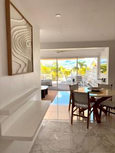 ein Esszimmer mit Tisch und Stühlen in der Unterkunft Sea Breeze magnifique 2 chambres in Baie Nettle