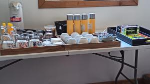 Utensilios para hacer té y café en Lodge Atacama Hostal