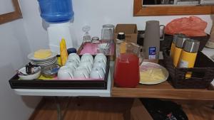 Utensilios para hacer té y café en Lodge Atacama Hostal
