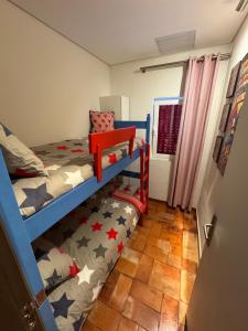 ein Schlafzimmer mit einem Etagenbett mit Sternen darauf in der Unterkunft Quintinha da Evangelina in Açafora + 47 Fotos