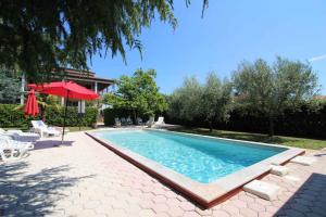 Bazén v ubytování Holiday Homes in Porec - Istrien 10234 nebo v jeho okolí