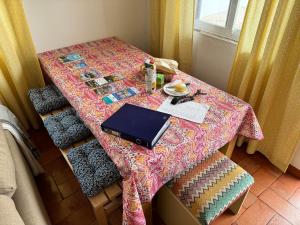 ein Tisch mit einer Tischdecke und einem Laptop darauf in der Unterkunft Quintinha da Evangelina in Açafora