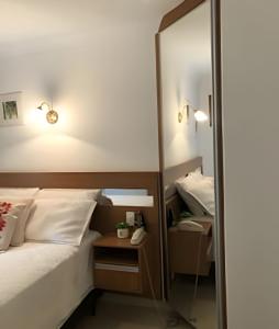 a hotel room with a bed and a mirror at Espaçoso Flat com Varanda no Cavalinho Branco in Águas de Lindóia +42 photos