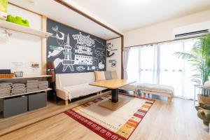 salon z kanapą i stołem w obiekcie 名古屋城に1番近い名古屋市北区若鶴民泊 w mieście Toyoyama