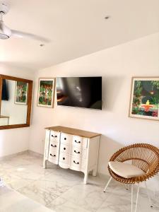 ein Zimmer mit einem Schreibtisch und einem Stuhl in der Unterkunft Sea Breeze magnifique 2 chambres in Baie Nettle + 17 Fotos