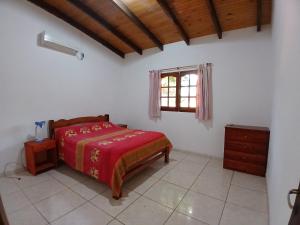 a bedroom with a bed and a window at Casa del Río in Puerto Iguazú