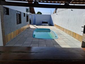 a small swimming pool in the middle of a courtyard at Casa com piscina in Juazeiro do Norte