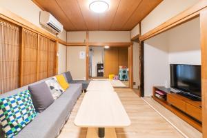 Televiisor ja/või meelelahutuskeskus majutusasutuses 名古屋市北区楠民泊