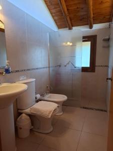 Ένα μπάνιο στο Alquiler cabañas Posada del Angel en Valle Grande