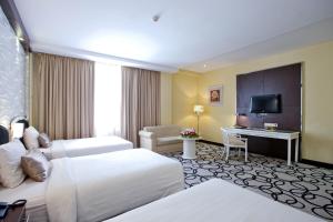 TV i/ili multimedijalni sistem u objektu Hotel New Saphir Yogyakarta
