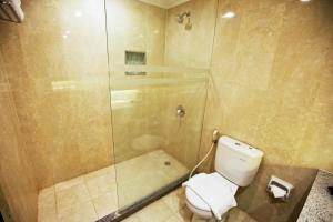 Kupatilo u objektu Hotel New Saphir Yogyakarta