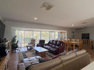 un salon avec un canapé et une table dans l'établissement Pelicans' Retreat Falcon, à Falcon