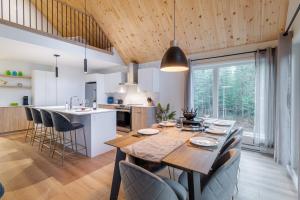 Η κουζίνα ή μικρή κουζίνα στο Chalet Le Stockholm private spa Shannon +67 φωτογραφίες