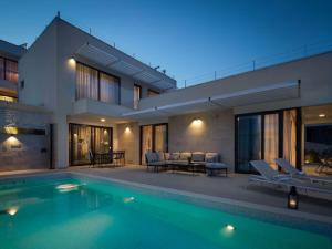 Πισίνα στο ή κοντά στο Magnificent Murter Villa Villa Royal 4 Bedrooms Sea Views & Private Pool