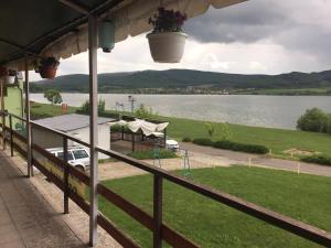 uma vista do alpendre de uma casa com vista para um lago em Turistická ubytovňa Hotel Divin em Divín