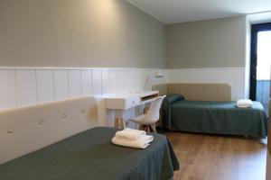 Habitación hospitalaria con 2 camas y escritorio en Errota Ostatua, en Durango