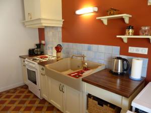 Photo de la galerie de l'établissement Gîte confortable avec jardin et animaux acceptés - FR-1-489-253, à Molinet