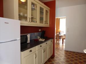 Photo de la galerie de l'établissement Gîte confortable avec jardin et animaux acceptés - FR-1-489-253, à Molinet 9 autres photos