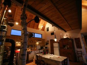 Imagen de la galería de Charmante fermette rénovée - Animaux bienvenus - Près de Commentry - FR-1-489-228, en Beaune dʼAllier