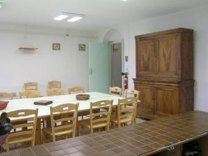ein Raum mit einem Tisch und Stühlen und einem Holzschrank in der Unterkunft Grand Gîte à La Chabanne - Jusqu'à 14 pers, Animaux admis, Parking, Wifi - FR-1-489-340 in La Chabanne + 9 Fotos