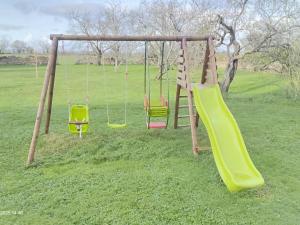 Galería fotográfica de Charmant gîte rénové avec jardin et jeux pour enfants - FR-1-489-546 en Rocles
