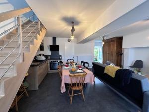 Un lugar para sentarse en Évasion rurale avec SPA et cheminée dans un gîte bourguignon - FR-1-489-539