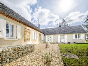 una casa con un muro di pietra di fronte di Gîte de charme avec spa, terrasse et grand jardin, au cœur des vignobles entre Moulins et Vichy - FR-1-489-507 a Saulcet