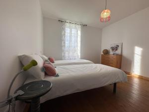 Posteľ alebo postele v izbe v ubytovaní Maison 19ème rénovée avec terrasse et bornes de recharge - FR-1-489-406