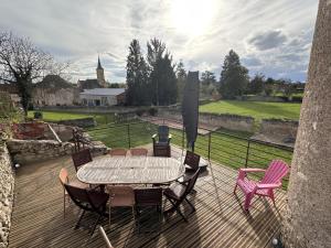 Vonkajšia záhrada v ubytovaní Maison 19ème rénovée avec terrasse et bornes de recharge - FR-1-489-406