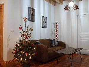 Posedenie v ubytovaní Maison 19ème rénovée avec terrasse et bornes de recharge - FR-1-489-406