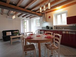 Η κουζίνα ή μικρή κουζίνα στο Gîte de Charme Ancien Moulin avec Étang, Terrasse, et Activités au Cœur de Longny au Perche - FR-1-497-84 +5 φωτογραφίες