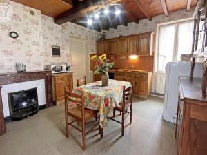 Kuchyň nebo kuchyňský kout v ubytování Charmant gîte à la ferme avec terrasse près de Saint-Étienne, 1 chambre, wifi, animaux acceptés - FR-1-496-144 + 6 fotografií