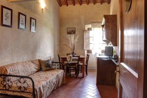 salon z kanapą i stołem w obiekcie Agriturismo Casavecchia w mieście Figline Valdarno