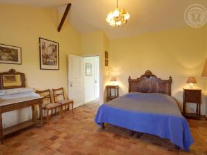 Postel nebo postele na pokoji v ubytování Gîte rénové avec terrasse, parking et randonnées proches – calme assuré - FR-1-496-201