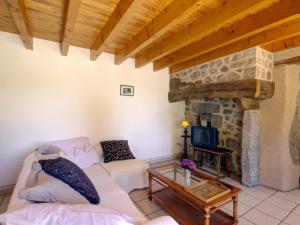 Posezení v ubytování Gîte Charmant avec Jardin Privatif, Cheminée, et Activités Nature Proches, Animaux Acceptés - FR-1-496-66
