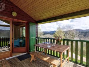 Φωτογραφία από το άλμπουμ του Chalet plain-pied accessible PMR avec terrasse privée - FR-1-496-243 σε Saint-Rirand